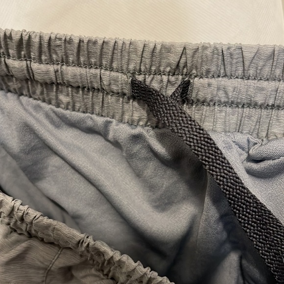 XL Under Armor Heatgear Grey & Charcoal Shorts - Picture 7 of 8